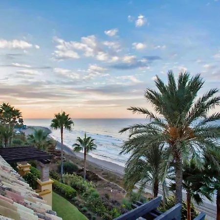 Apartment Rio Real Playa Beachfront, Marbella