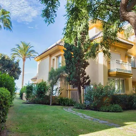 Apartment Rio Real Playa Beachfront, Marbella